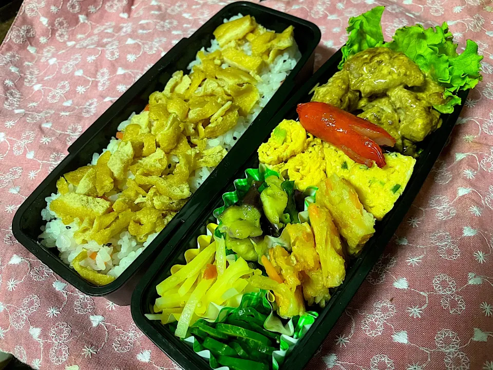 Snapdishの料理写真:お弁当★オイマヨチキン、ネギ卵、きゅうりの黒酢ごま和え、じゃがいもの梅ナムル、にんじんのチヂミ、なすの柚子胡椒蒸し、お揚げのっけ寿司|ハルさん