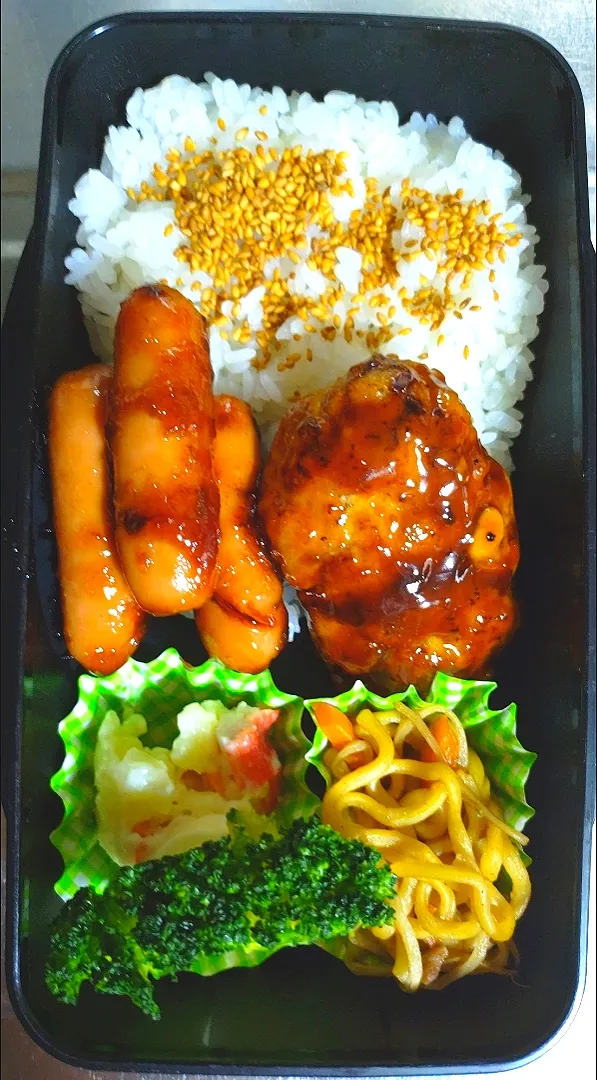 旦那弁当　2023/6/2

照り焼きハンバーグ
ウインナー
焼きそば
ポテトサラダ&ブロッコリーマヨ|ユキヨメ♪さん