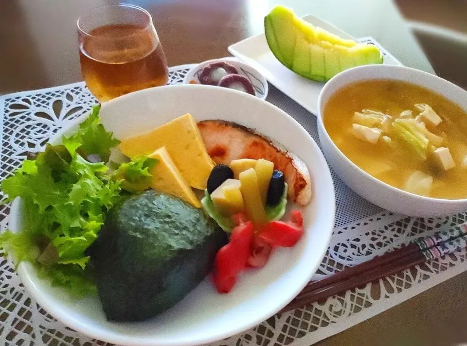 朝ご飯♡

おはようございます☔

具沢山にして海苔包み込みおにぎり♪|アカネ💖さん