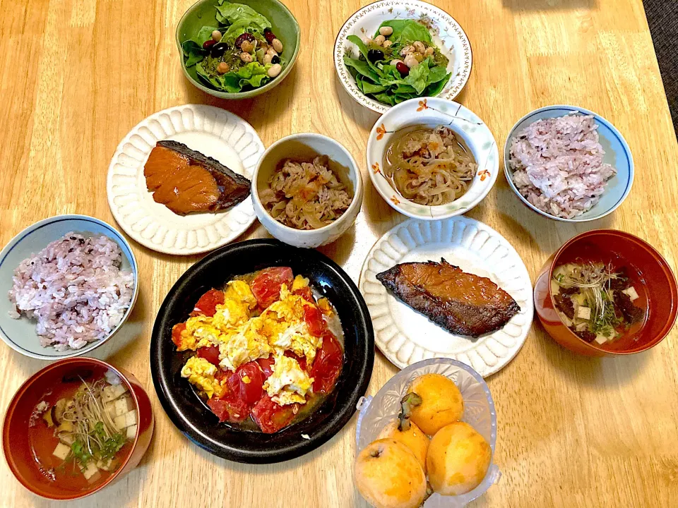 ウーさんのトマトと卵の炒め、鰤みりん焼き、牛肉と糸蒟蒻の甘辛煮、メカブと蒸し豆のサラダ、お豆腐と干し椎茸のおすまし、雑穀米ご飯、枇杷ヾ(*´▽｀*)ﾉ|さくたえさん