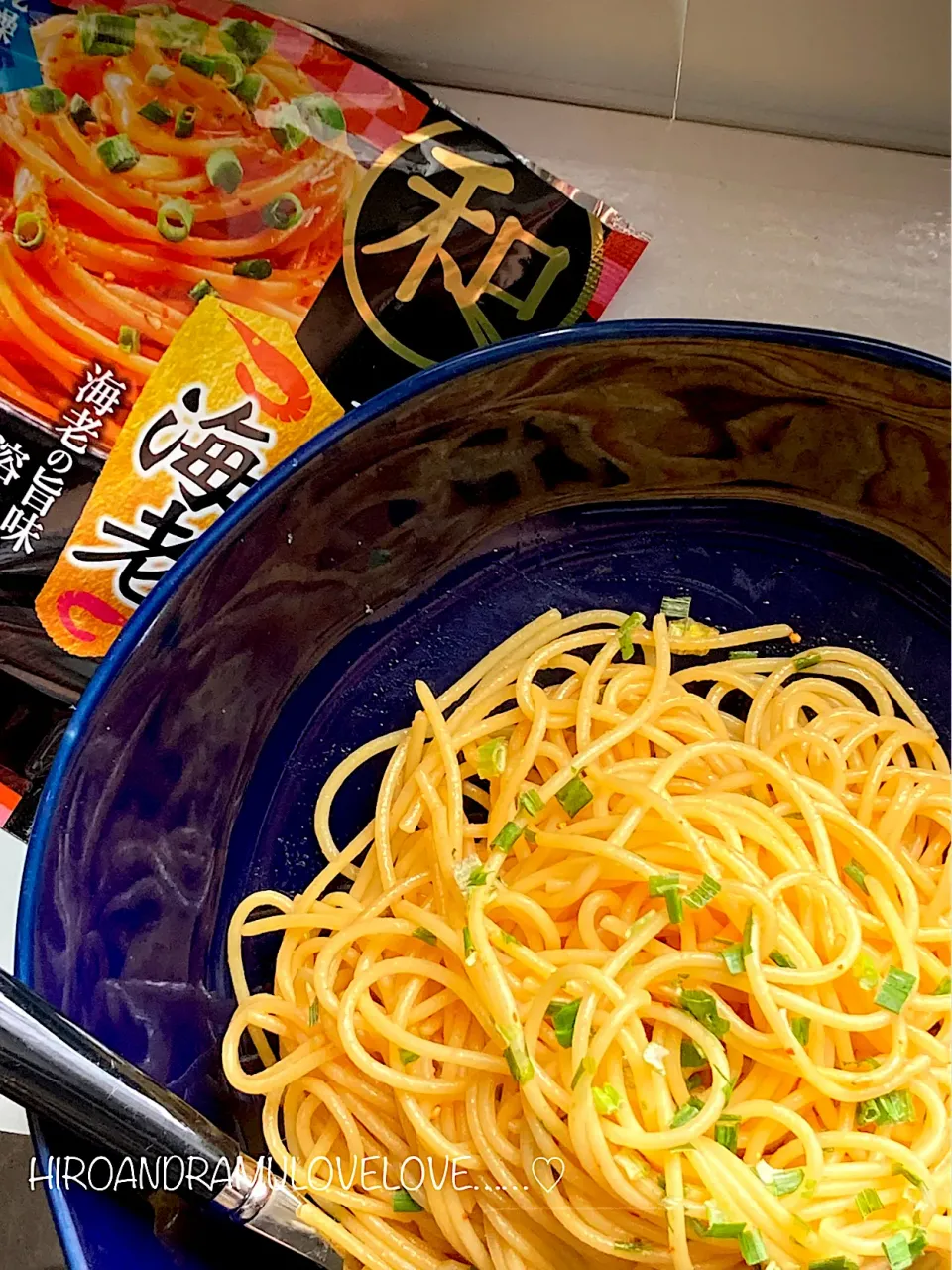 Snapdishの料理写真:麺はチン！ソースは混ぜるだけで簡単海老パスタ|ヒロさん