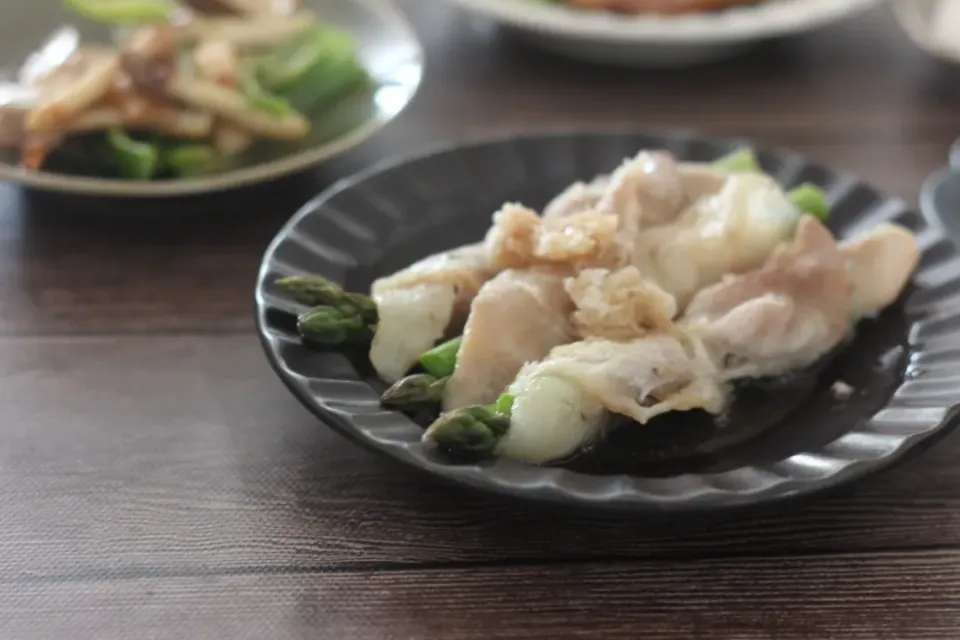 アスパラの豚しゃぶ肉巻きレンジ蒸し|ちいさなしあわせキッチンさん