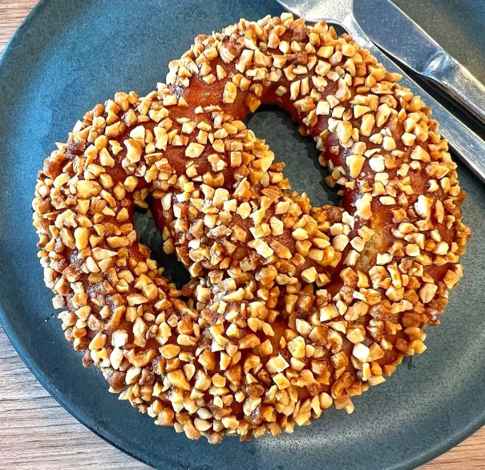 Morning 🌞 w/ Roasted Almonds Pretzel 🥨
...
...
Let's Have A Wonderful Day ✨🤗✨|An'leeさん