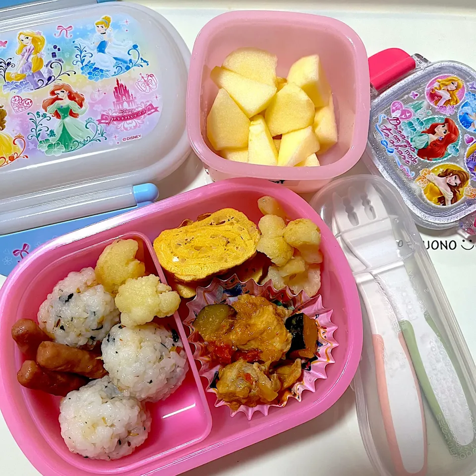 2歳児お弁当🍱　今日も完食😊　#おにぎり　#トライ納豆入り卵焼き　#カリフラワー炒め　#ベビーソーセージ　#鶏胸肉とズッキーニとトマトの煮物|Kahoさん