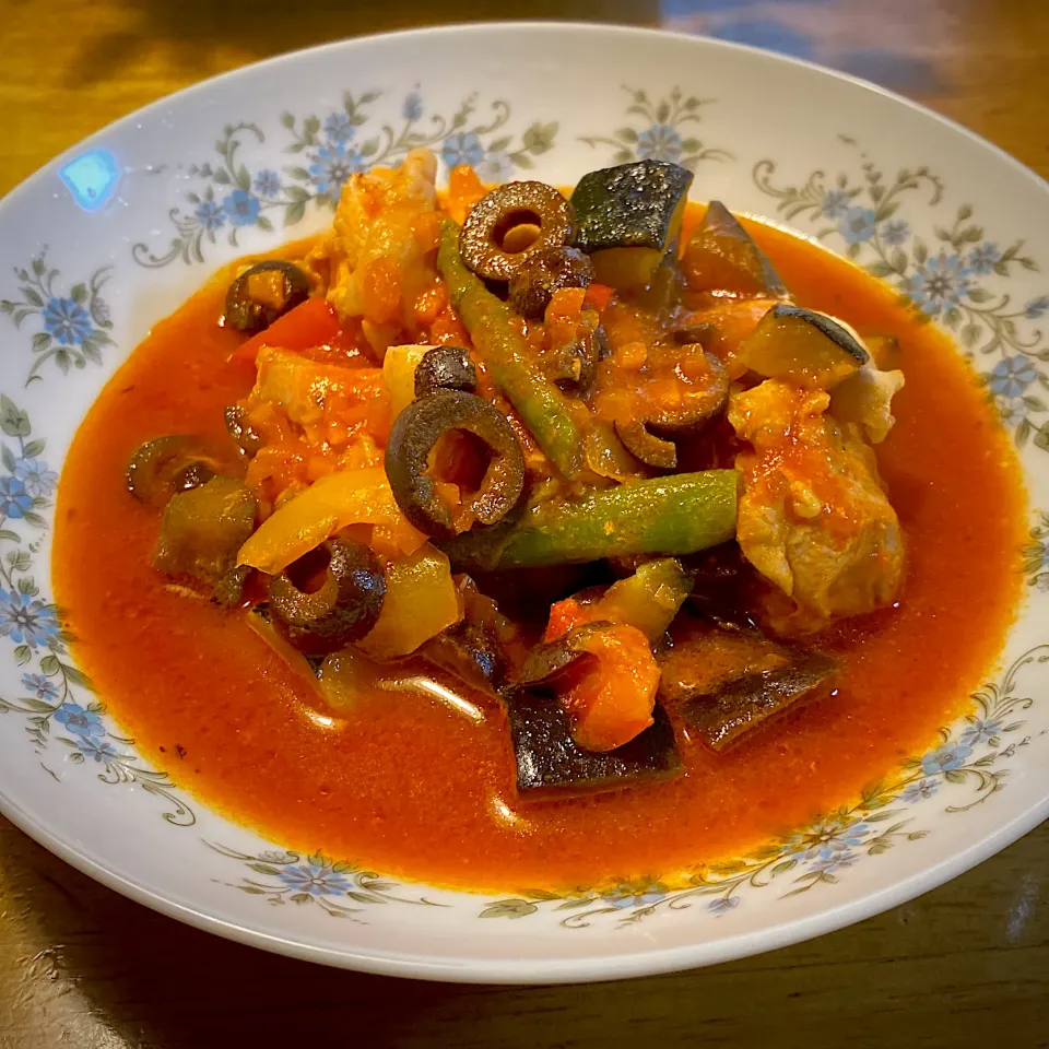 オリーブと鶏肉のバスク風トマト煮|もえさん