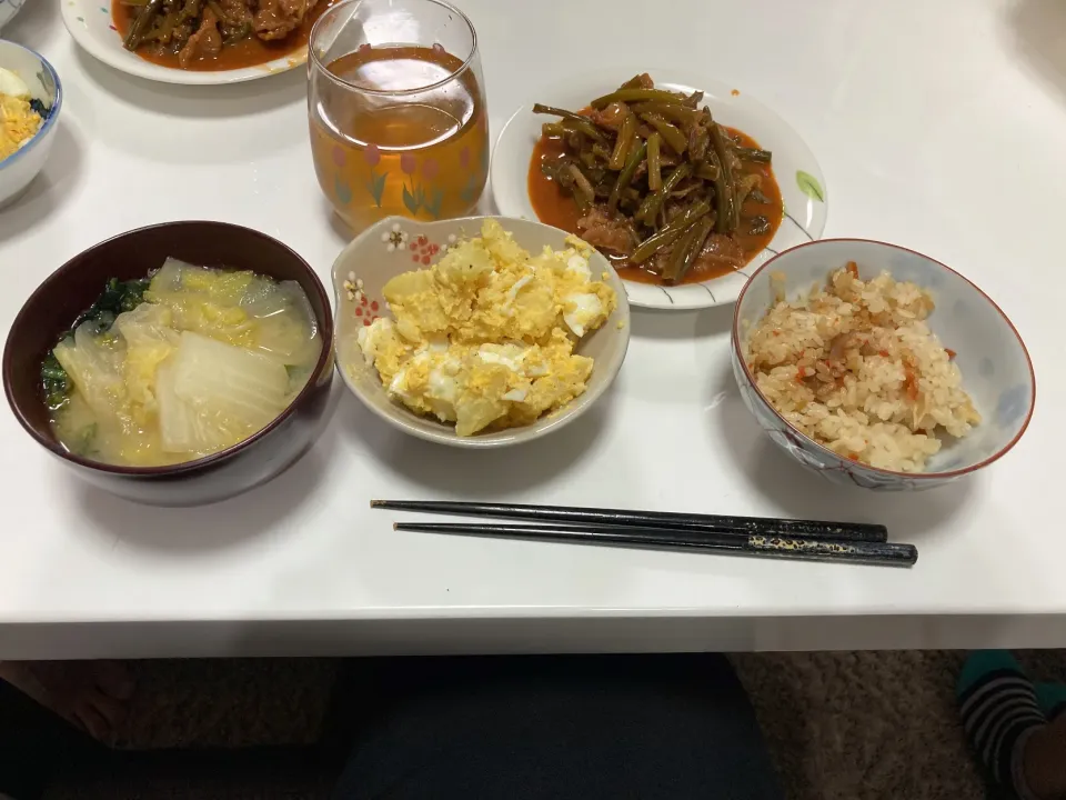 晩御飯(^^)☆帆立の炊き込みご飯☆ポテサラ☆豚とにんにくの芽の炒め物☆みそ汁（白菜・新玉・あおさ）|Saharaさん