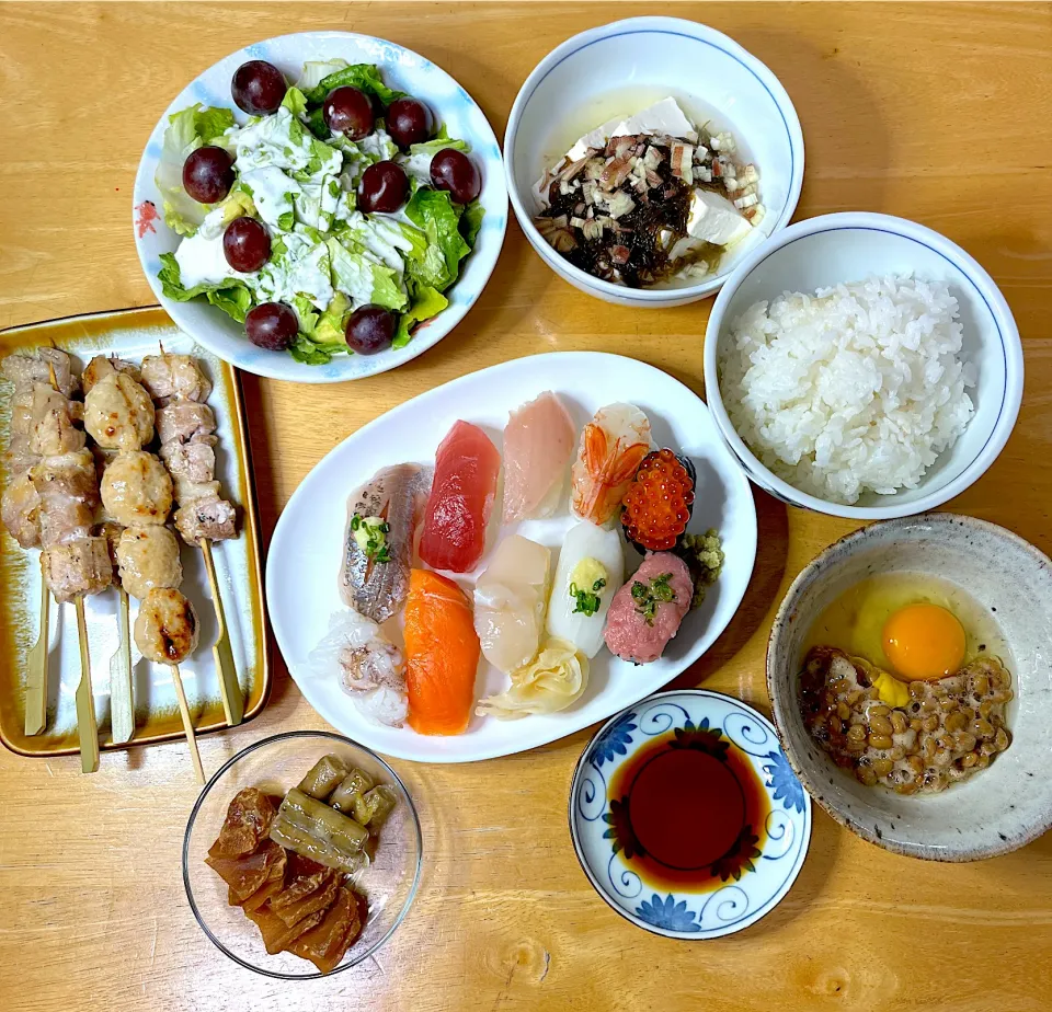 お惣菜の焼き鳥＆お寿司。私は納豆で❣️|Makokoさん