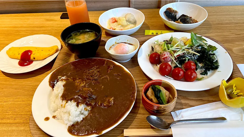 Snapdishの料理写真:ホテルで朝食バイキングで朝から大盛りカレー(Breakfast Buffet at the Hotel)|Saudadeさん