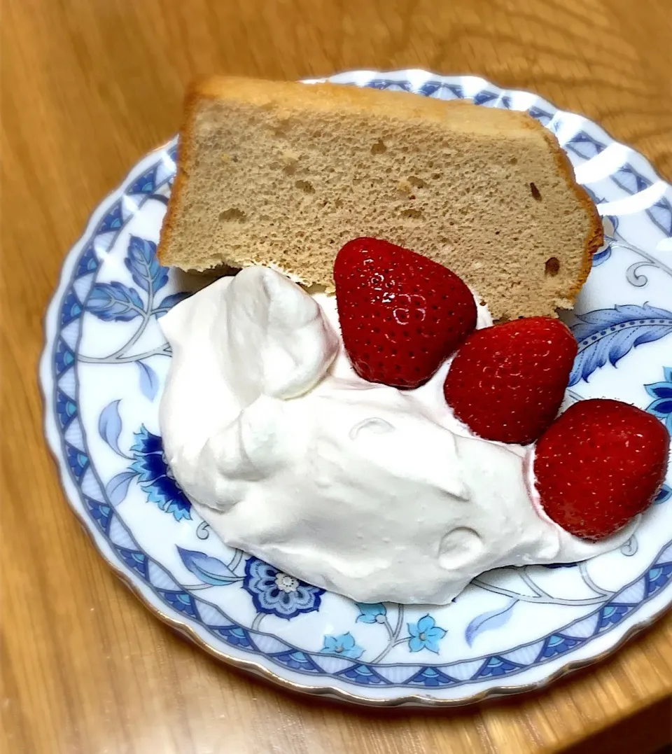 Snapdishの料理写真:米粉のいちごシフォン＆練乳クリーム🍓|ツナコさん