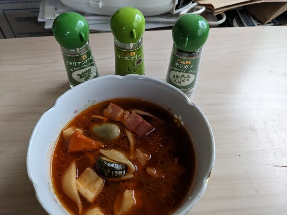 午前中一杯掛けて☔降り続く中
干し野菜と豆のスープパスタ食して夕方〜の仕事に備えます|Tarou  Masayukiさん