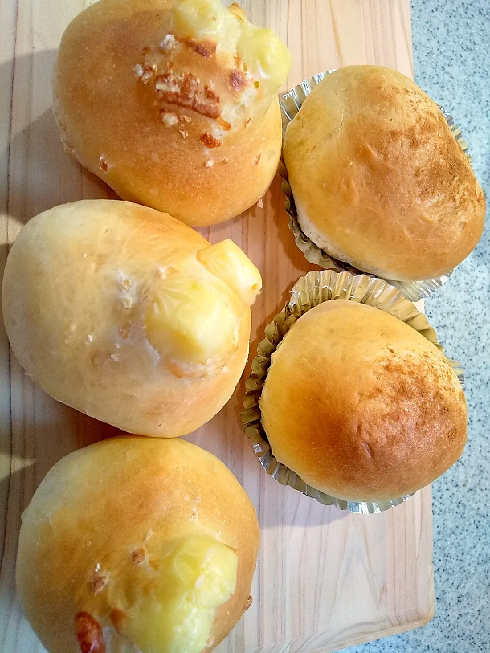 土曜日のあさゴパンは
チーズパンとシナモンパン🧀|さくらんぼさん