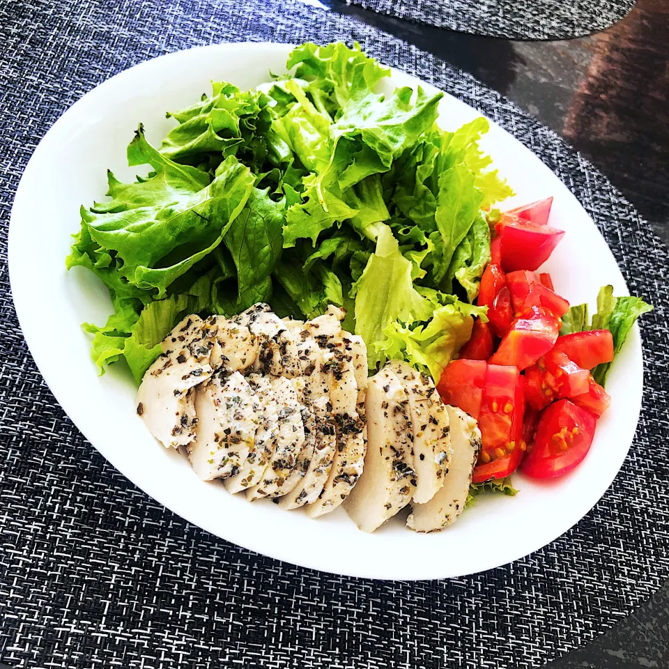 Snapdishの料理写真:鶏ハムでおはようサラダ🥗|けいさんさん