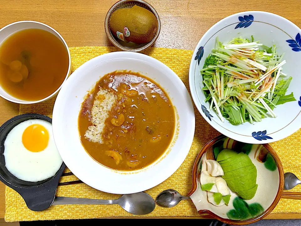 海老クリームカレー🍛、蕪の糠漬け、水菜サラダトマトのドレッシング、シジミの味噌汁、ゴールデンキウイ🥝|1614さん