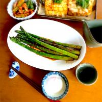 アスパラの味噌バター焼き　温泉卵を添えて