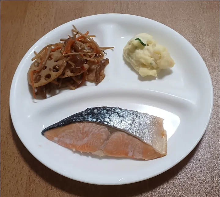 塩鮭
きんぴら
ポテトサラダ
ご飯🍚|ナナさん