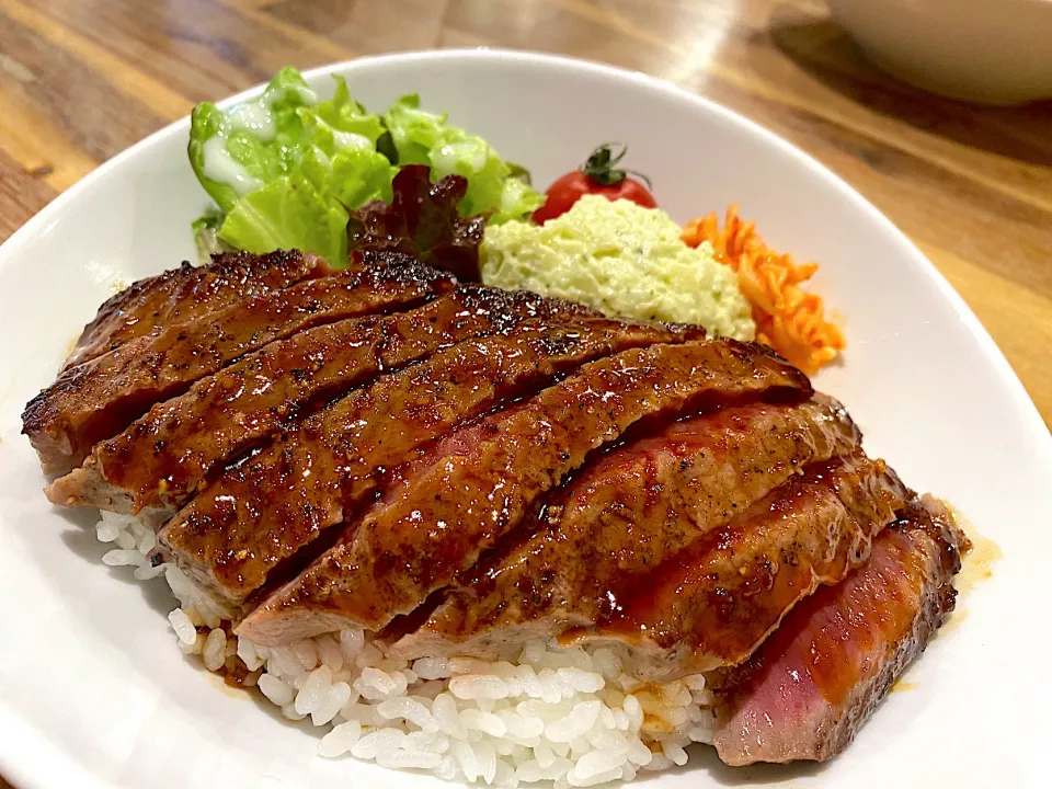 ランチ　ステーキ丼🥩|akiさん