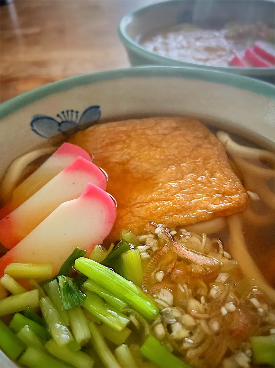 雨上がりのお昼・きつねうどん|akiさん