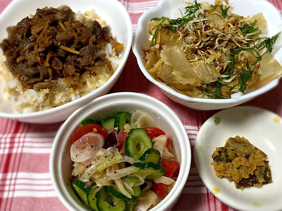 牛しぐれ丼オートミール入り　　　　　　　　　　　　　　大根じゃこサラダ🥗　　　　　　　　　　　　　　　　タコ🐙🥒🍅🧅茗荷のマリネ|eiyadeさん