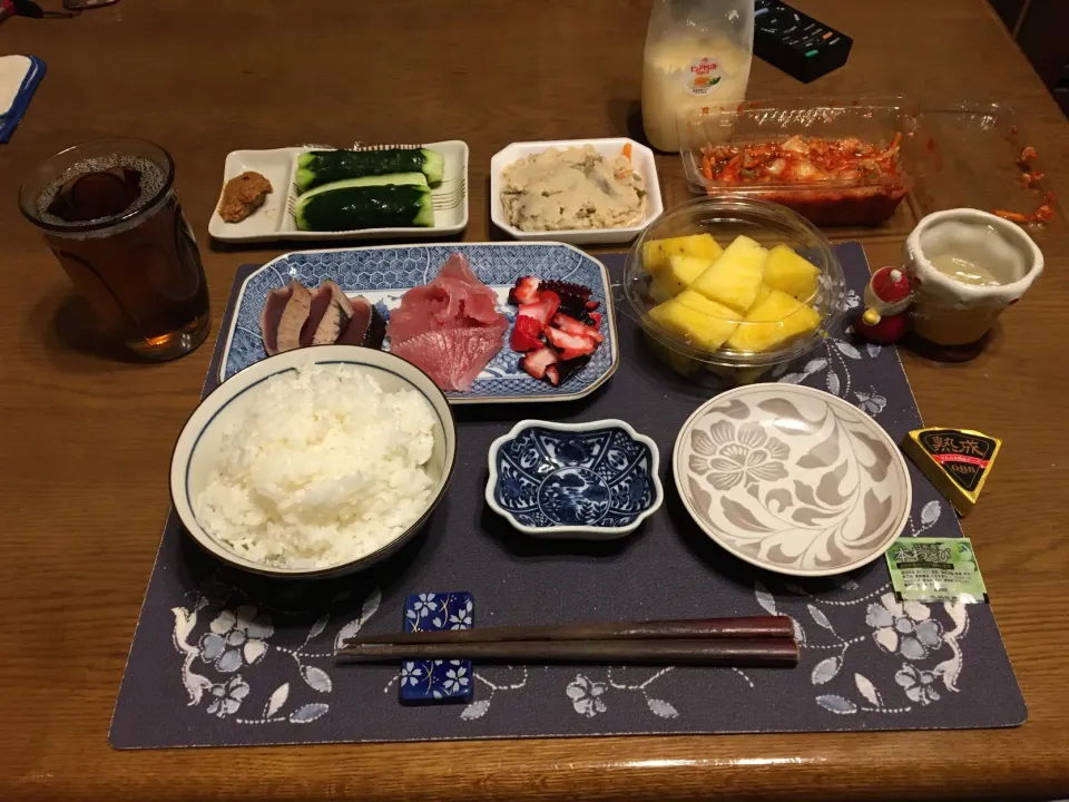 鰹のたたき、鮪、酢蛸、味噌キュー、キムチ、デザート(夕飯)|enarinさん