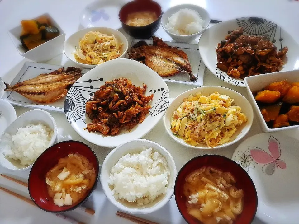 夕食(*^^*)
豚肉とピーマンとなすの甜麺醤炒め
アジ塩焼き
かぼちゃの煮物
春雨サラダ(きゅうり、ハム、卵、笹かま)
お味噌汁(油揚げ、豆腐、豚バラ)|プリン☆さん