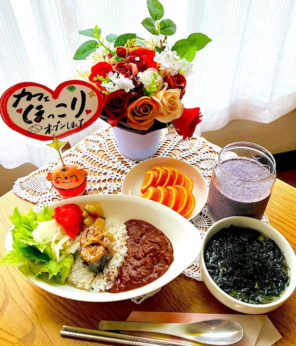 スパイスチキンカレー🍛鯖味噌缶🐟たっぷり海苔味噌汁、ブルーベリースムージー🫐のカフェモーニングセット笑笑👍💖♫|HAMI69さん