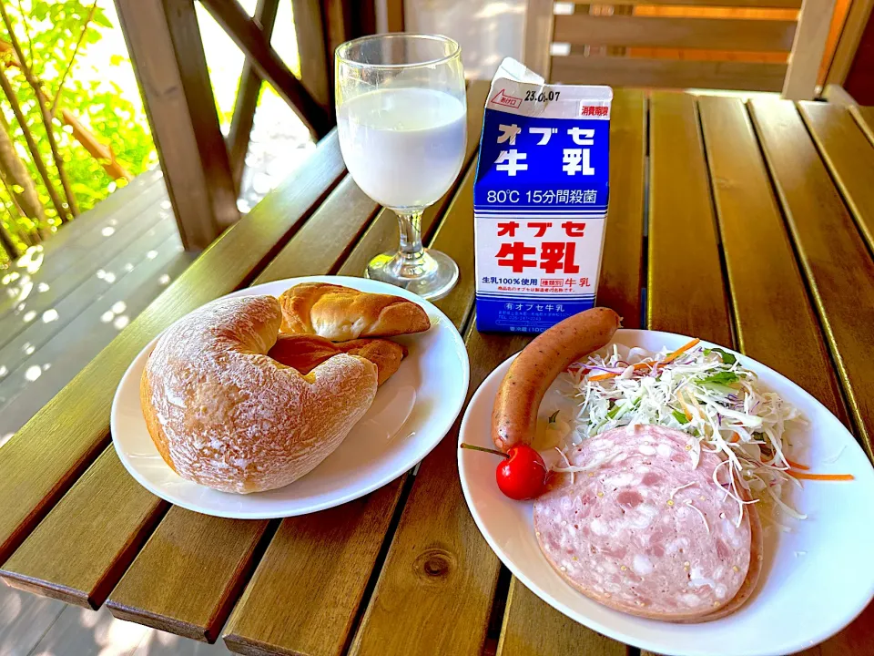 デリカテッセンのハム&ウインナーにフランスベーカリーのパン、オブセ牛乳|マハロ菊池さん