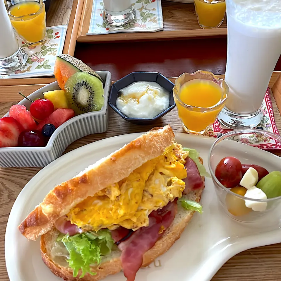 BLTサンドのカラフル朝ごはん🥪|mokoさん