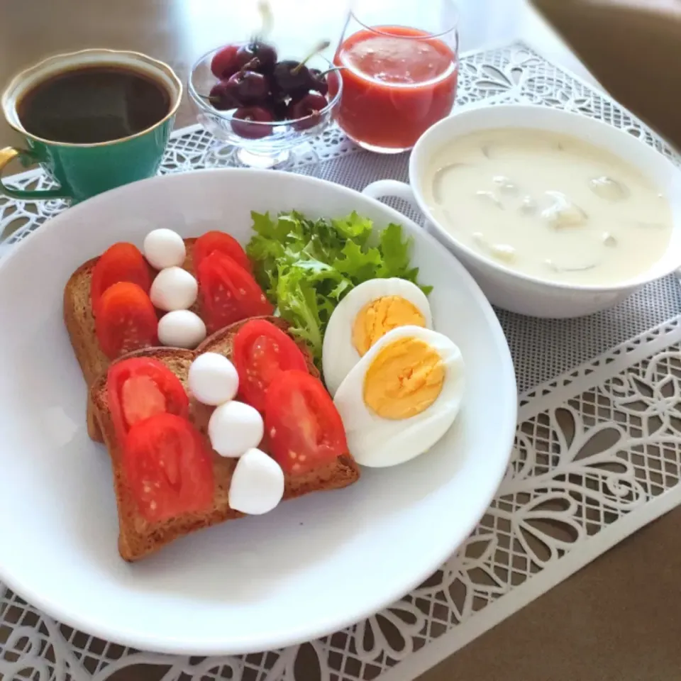 朝ご飯♡

おはようございます
モッツァレラチーズとトマトのせトーストと豆乳玉ねぎスープです♪|アカネ💖さん