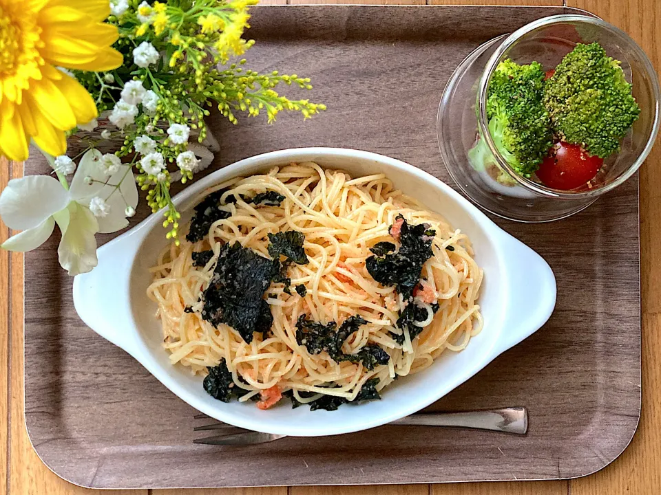 明太子パスタ🍝ブロッコリーとミニトマトのサラダ🍅🥦|gunlove❤さん