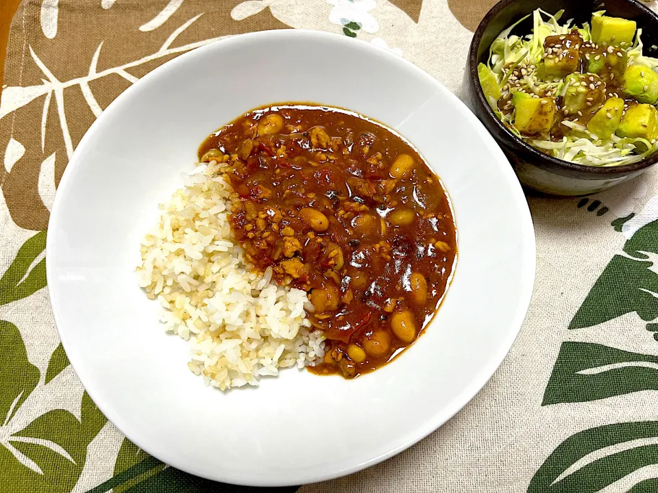 Snapdishの料理写真:豆キーマトマトカレー、アボカドとキャベツのゴマサラダ|jackybeanさん