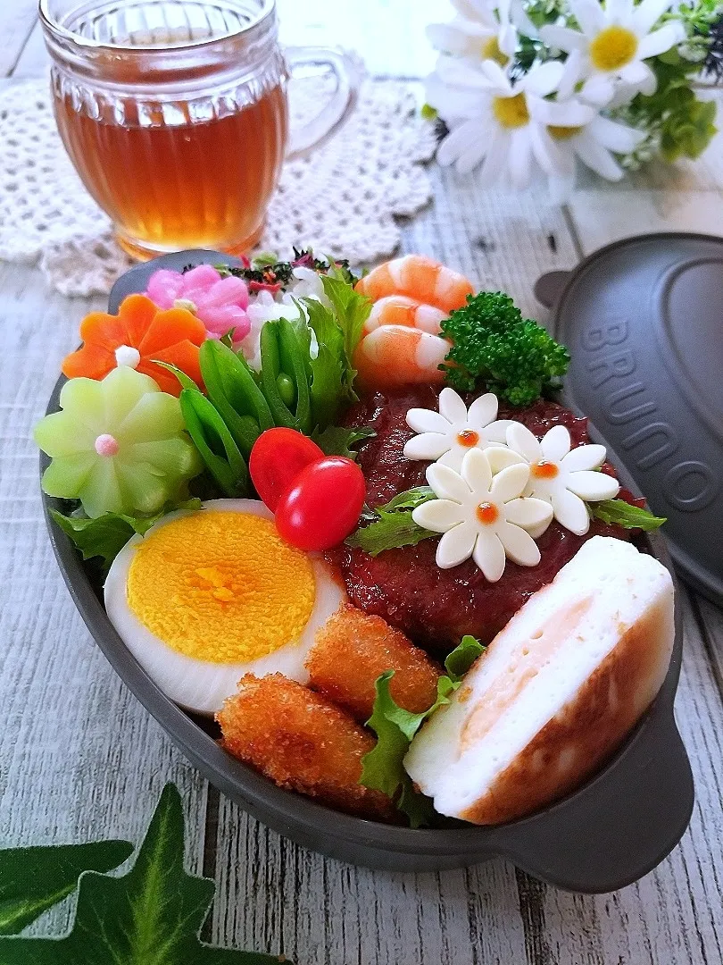 Snapdishの料理写真:チーズハンバーグ弁当|sugar beansさん