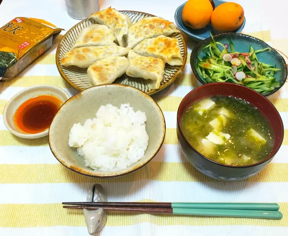 Snapdishの料理写真:ひとり暮らしの夜ご飯
餃子|keeijnsさん