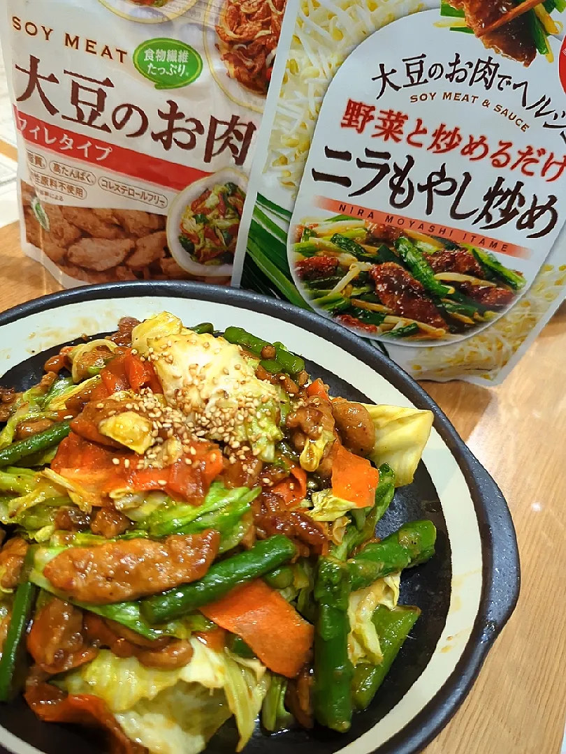 大豆ミート料理！
ニラもやし炒めを使って大豆のお肉のアスパラキャベツ炒め😋|みぽりん♪さん