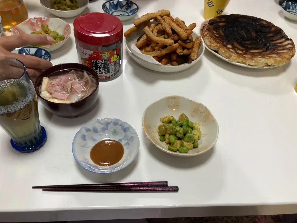 晩御飯☆アボガドと枝豆のワサビ醤油☆餃子（東東）☆ごぼうの唐揚げ☆コンソメスープ（ベーコン・玉葱・エリンギ）☆男梅の海苔。みんな完食ー😅|Saharaさん