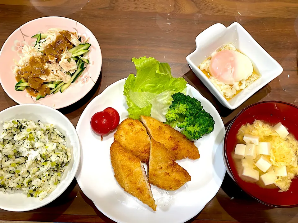 ささみチーズカツ　豆腐とかき玉の味噌汁　棒々鶏　温泉卵|おさむん17さん