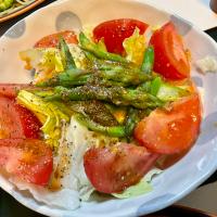 アスパラとトマトとレタスのサラダ
