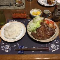 ビーフステーキ、野菜ソテー、サラダ、キムチ(夕飯)