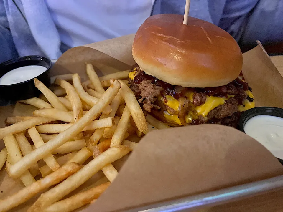 Brisket burger and fries|🌺IAnneさん