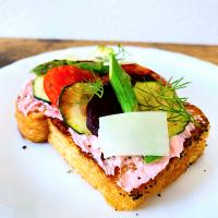 ビーツバターのオープンサンド