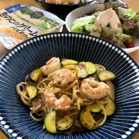簡単！焼き海老とズッキーニのきのこクリームパスタ