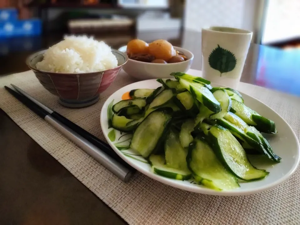 朝ご飯♡

おはようございます☀

ぬか床浅めで取り出した胡瓜と炊きたてご飯
昨日の仕込みで牛すじ煮込みのシンプルの朝♪|アカネ💖さん