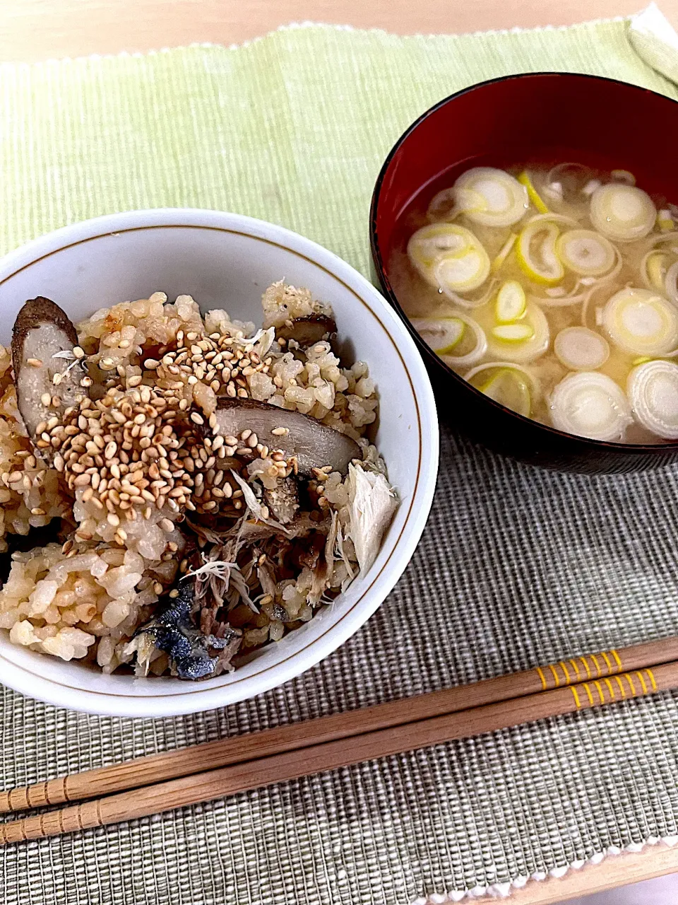 Snapdishの料理写真:自炊　鯖と牛蒡の炊き込みご飯　ネギの味噌汁|みんさん