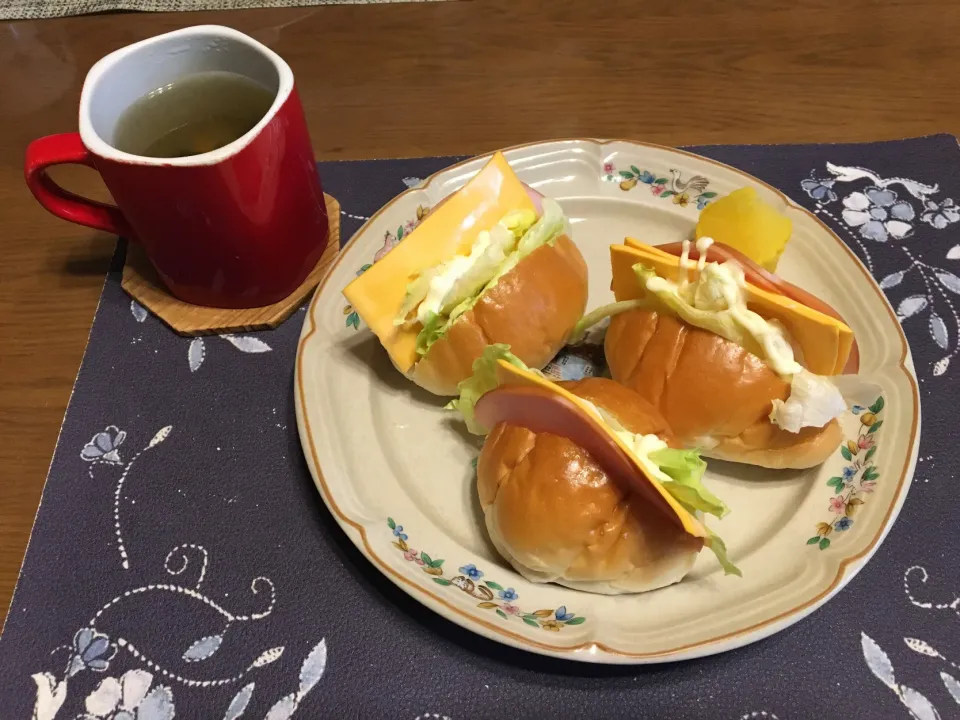 Snapdishの料理写真:ロールパンサンドイッチ(昼飯)|enarinさん