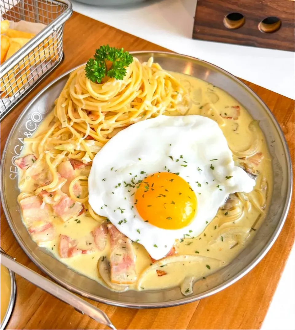 Creamy Spaghetti Carbonara Topped w/ Fried Egg 🍝🍳
...
...
This Delicious-looking Dish Is So Irresistible! 🤤|An'leeさん