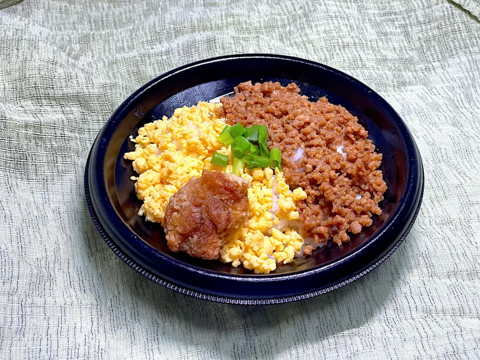 二色そぼろ丼|たかさん