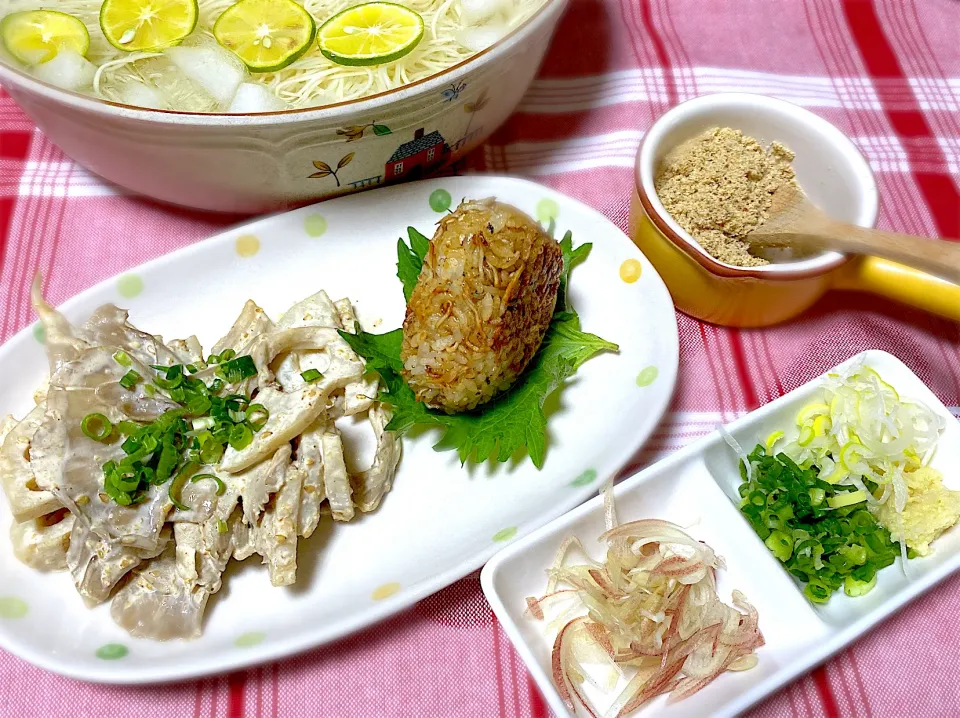 酢橘そうめん　　　　　　　　　　　　　　　　　　　蓮根と舞茸の胡麻マヨネーズ　　　　　　　　　　　　　　ちりめん入り🍙焼きおにぎり|eiyadeさん