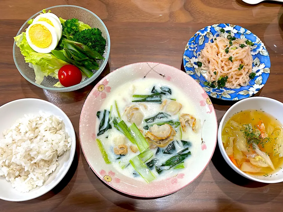 ベビーホタテと小松菜の中華クリーム煮　色々野菜のスープ　しらたきのたらこバター炒め　手作りごまドレでサラダ|おさむん17さん