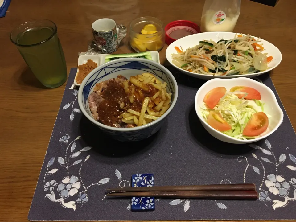 Snapdishの料理写真:ステーキ丼、野菜炒め、サラダ(夕飯)|enarinさん