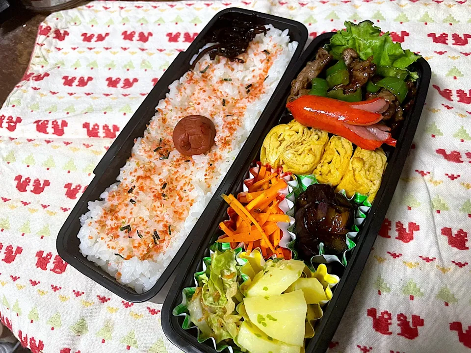 Snapdishの料理写真:お弁当★牛肉とピーマンのみそ炒め、卵焼き、キャベツの甘辛煮、にんじんサラダ、なすのさっぱり焼き、青のりじゃがバター|ハルさん