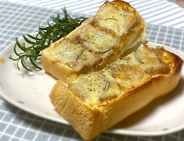 ツナチーズトースト🍞　　　　　　　　　　　　　　　　🌿ローズマリーを添えて|eiyadeさん